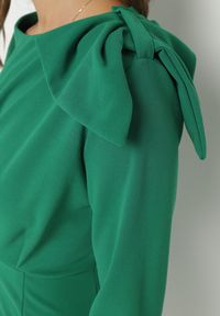 Born2be - Ciemnozielona Dopasowana Sukienka Koktajlowa Ozdobiona Kokardą i Rozcięciem na Linnaea. Okazja: na co dzień. Typ kołnierza: kokarda. Kolor: zielony. Wzór: aplikacja. Typ sukienki: dopasowane. Styl: wizytowy #3