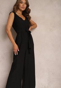 Renee - Czarny Kombinezon z Wiskozy z Szerokimi Nogawkami z Gumką w Pasie i Materiałowym Paskiem Acladia. Kolor: czarny. Materiał: materiał, wiskoza. Styl: wizytowy, elegancki