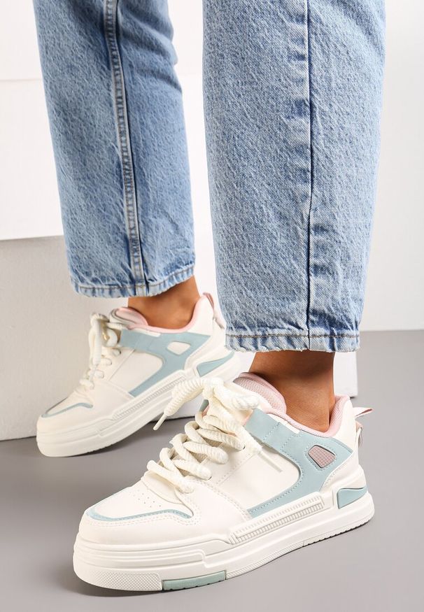 Renee - Biało-Niebieskie Sneakersy na Niskiej Platformie z Grubym Sznurowaniem i Podwójnym Językiem Minseja. Kolor: biały. Obcas: na platformie. Sport: turystyka piesza