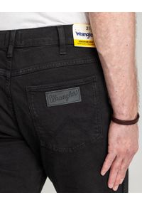 Wrangler - MESKIE SPODNIE WRANGLER GREENSBORO BLACK RINSE 112362309. Okazja: na co dzień. Sezon: lato. Styl: casual, klasyczny #3