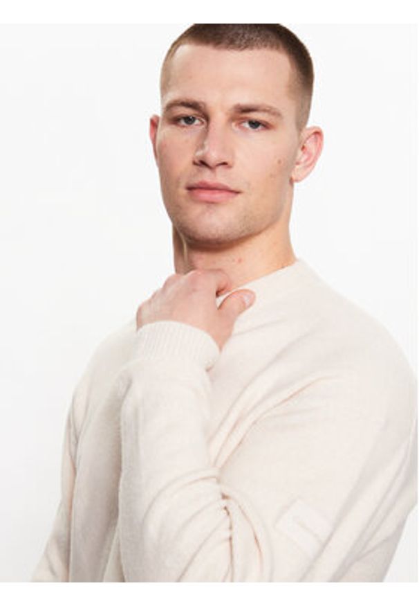 Calvin Klein Sweter K10K110401 Beżowy Regular Fit. Kolor: beżowy. Materiał: syntetyk