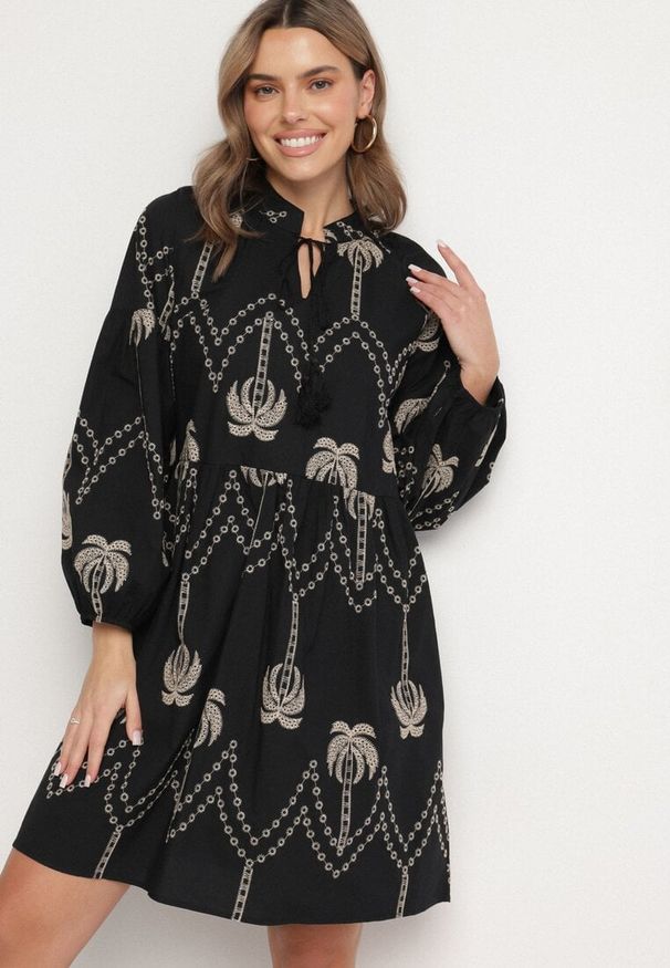 Born2be - Czarna Sukienka z Bawełny Ozdobiona Haftem w Palmy Zeliova. Okazja: na co dzień. Kolor: czarny. Materiał: bawełna. Wzór: aplikacja, haft. Typ sukienki: proste. Styl: elegancki, casual
