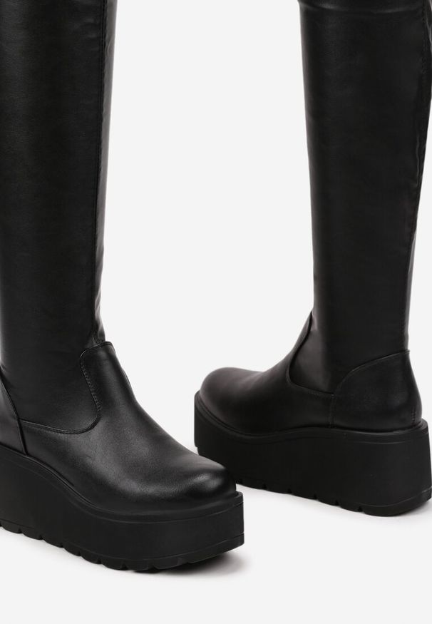 Renee - Czarne Casualowe Kozaki na Platformie i Koturnie z Ekoskóry z Dopasowaną Cholewką Erissia. Okazja: na co dzień. Kolor: czarny. Materiał: dzianina, skóra, jeans. Szerokość cholewki: normalna. Obcas: na koturnie. Styl: casual