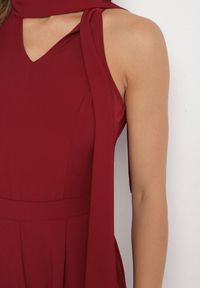 Born2be - Bordowy Kombinezon Bez Rękawów z Ozdobnym Wiązaniem i Szerokimi Nogawkami Silarine. Okazja: na co dzień. Kolor: czerwony. Materiał: jeans. Długość rękawa: bez rękawów. Styl: sportowy, klasyczny, casual, elegancki #2