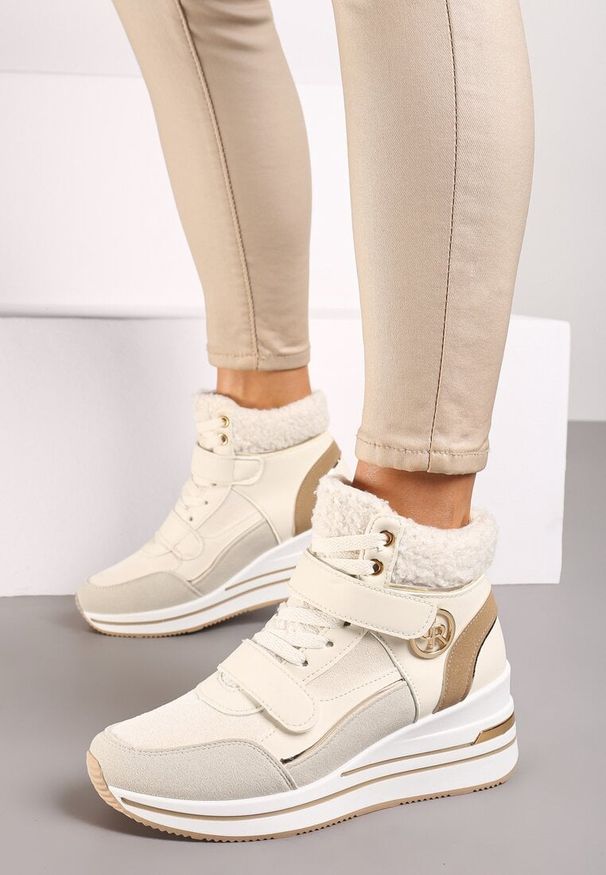 Born2be - Beżowe Sznurowane Sneakersy na Koturnie ze Sztucznym Futrem i Metalicznymi Aplikacjami Leridras. Nosek buta: okrągły. Zapięcie: sznurówki. Kolor: beżowy. Materiał: futro. Wzór: aplikacja. Obcas: na koturnie. Wysokość obcasa: średni