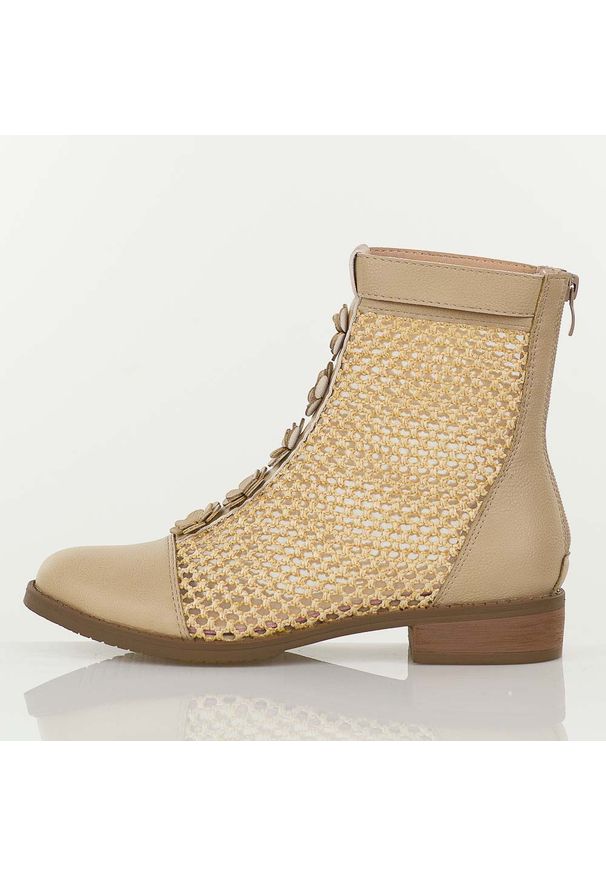 Beżowe wiosenne ażurowe botki damskie Jezzi Asa62-130. Okazja: na co dzień. Kolor: beżowy. Szerokość cholewki: normalna. Wzór: ażurowy. Materiał: skóra. Sezon: wiosna. Obcas: na obcasie. Styl: casual, elegancki, boho, klasyczny. Wysokość obcasa: niski