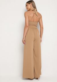 Born2be - Ciemnobeżowy Koktajlowy Kombinezon Wiązany na Szyję z Paskiem Melafela. Okazja: na imprezę. Kolor: beżowy. Materiał: materiał. Styl: wizytowy #2