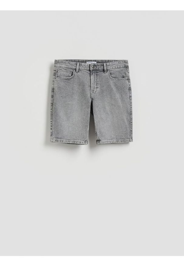 Reserved - Jeansowe szorty slim fit - jasnoszary. Kolor: szary. Materiał: jeans