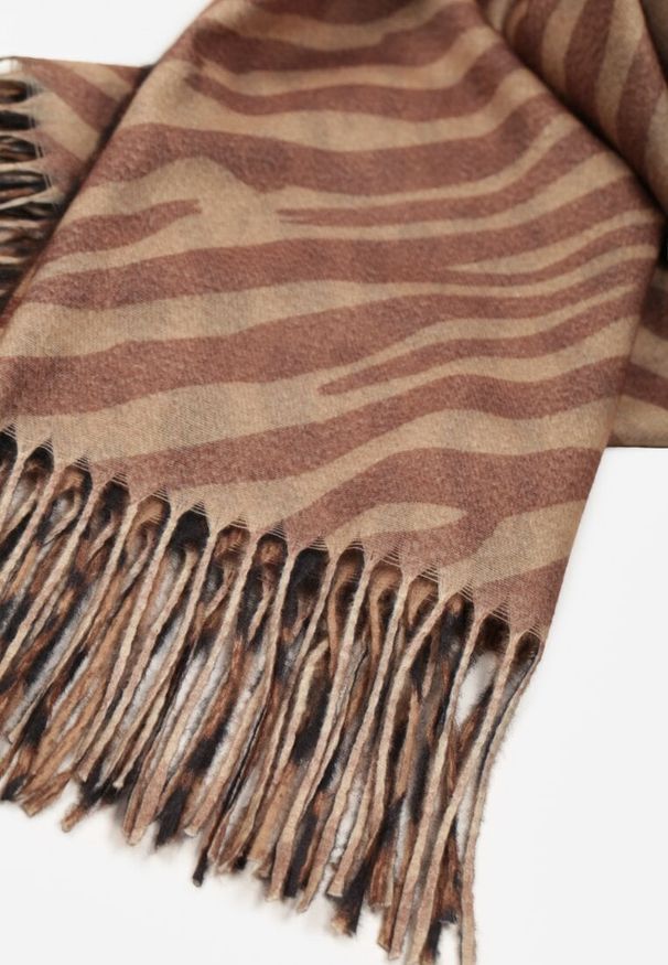 Born2be - Brązowy Panterkowy Szalik z Wiskozy Zakończony Frędzlami Ferinda. Okazja: na co dzień. Kolor: brązowy. Materiał: wiskoza. Styl: casual, klasyczny