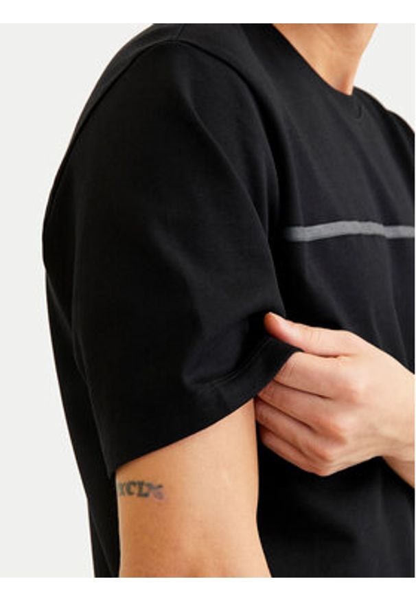Jack & Jones - Jack&Jones T-Shirt Fusion 12273120 Czarny Regular Fit. Kolor: czarny. Materiał: bawełna