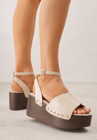 Born2be - Beżowe Sandały na Koturnie i Platformie Ozdobione Nitami Rhethe. Okazja: na co dzień. Zapięcie: sprzączka. Kolor: beżowy. Materiał: jeans. Wzór: aplikacja. Sezon: wiosna, lato. Obcas: na koturnie. Styl: casual, elegancki #7