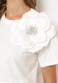 Born2be - Biały Bawełniany T-shirt z Krótkim Rękawem i Aplikacją w Kształcie Kwiatu z Cyrkoniami Dimantee. Okazja: na co dzień. Kolor: biały. Materiał: bawełna. Długość rękawa: krótki rękaw. Długość: krótkie. Wzór: aplikacja, kwiaty. Styl: klasyczny, casual