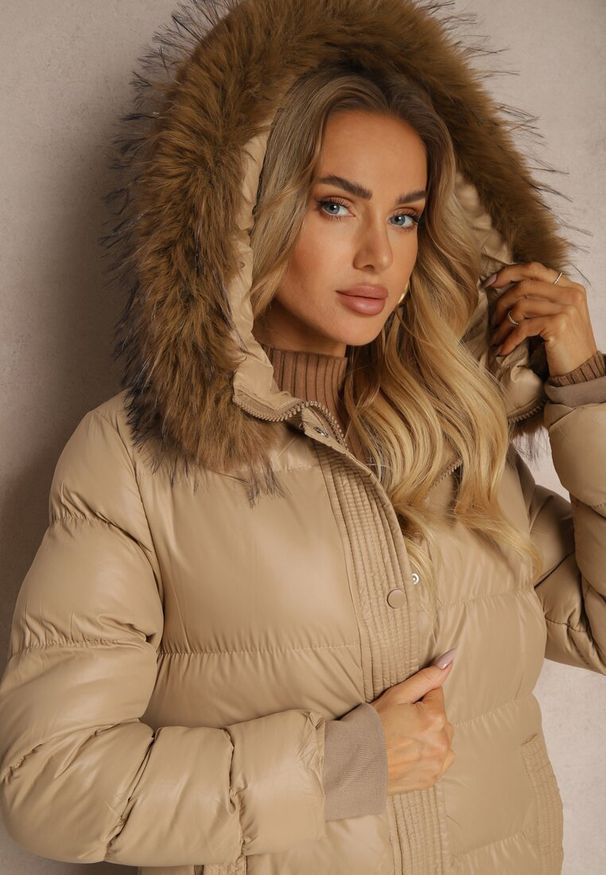 Renee - Beżowa Kurtka Pikowana o Długim Kroju z Kapturem Wiązana w Pasie z Odpinanym Futerkiem Phorira. Okazja: na co dzień. Typ kołnierza: kaptur. Kolor: beżowy. Materiał: futro. Długość: długie. Styl: wizytowy, casual, elegancki