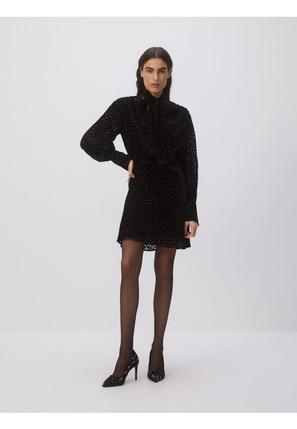 Reserved - Sukienka z ozdobną szarfą - czarny. Kolor: czarny. Materiał: tkanina, wiskoza. Styl: klasyczny