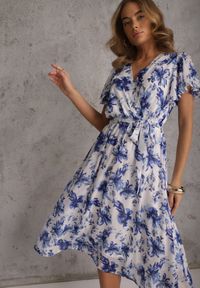 Renee - Niebieska Kopertowa Sukienka z Wiązanym Paskiem w Kwiatowy Print z Brokatem Runewea. Okazja: na randkę. Kolor: niebieski. Wzór: nadruk, kwiaty. Typ sukienki: kopertowe. Styl: boho #1