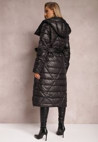 Renee - Czarna Kurtka Pikowana z Wiązanym Paskiem Phaza. Kolekcja: plus size. Kolor: czarny