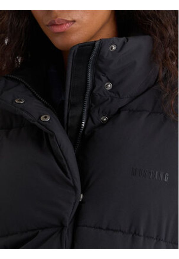 Mustang Kurtka zimowa Gillian 1016744 Czarny Relaxed Fit. Kolor: czarny. Materiał: syntetyk. Sezon: zima