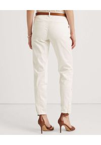 Lauren Ralph Lauren - LAUREN BY RALPH LAUREN - Białe spodnie Chino. Kolor: biały. Wzór: aplikacja #3