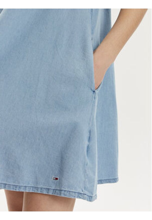 Tommy Jeans Sukienka codzienna Chambray DW0DW17932 Niebieski Relaxed Fit. Okazja: na co dzień. Kolor: niebieski. Materiał: bawełna. Typ sukienki: proste. Styl: casual
