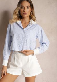 Renee - Niebieska Koszula o Skróconym Fasonie z Cyrkoniami Levima. Okazja: na co dzień. Typ kołnierza: dekolt w serek, kołnierzyk klasyczny. Kolor: niebieski. Materiał: jeans. Styl: glamour, klasyczny, elegancki, casual