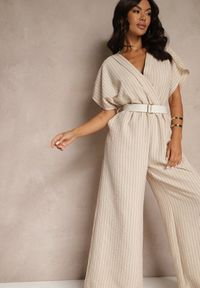 Renee - Beżowy Kopertowy Kombinezon z Nietoperzowymi Rękawami i Paskiem Tollamira. Okazja: na co dzień. Kolor: beżowy. Styl: elegancki, casual
