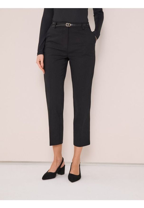 Sinsay - Spodnie chino z paskiem - czarny. Kolor: czarny