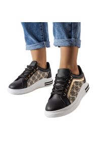 Inna Czarne sneakersy ze złotą wstawką Agostina. Wysokość cholewki: przed kostkę. Nosek buta: okrągły. Kolor: czarny. Materiał: guma