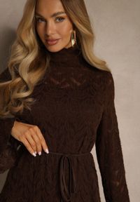 Renee - Brązowa Sukienka ze Stójką z Koronki Zdobiona Wiązaniem w Talii i Falbanami Elarassa. Typ kołnierza: kołnierzyk stójkowy. Kolor: brązowy. Materiał: koronka. Długość rękawa: na ramiączkach. Wzór: koronka, aplikacja. Styl: rockowy #4