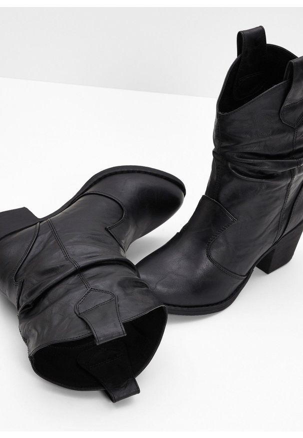 bonprix - Botki kowbojki z marszczoną cholewką. Kolor: czarny. Szerokość cholewki: normalna