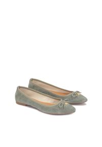 Kazar - Zielone baleriny z zamszu ozdobione kokardą. Kolor: zielony. Materiał: zamsz. Szerokość cholewki: normalna. Wzór: aplikacja. Styl: klasyczny #2