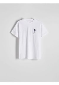 Reserved - T-shirt regular z nadrukiem - biały. Kolor: biały. Materiał: dzianina, bawełna. Wzór: nadruk