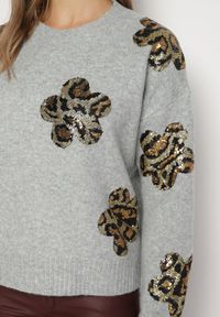 Born2be - Jasnoszary Sweter z Kwiatowymi Naszywkami i Cekinami Ciadora. Okazja: na co dzień. Kolor: szary. Materiał: jeans. Wzór: aplikacja, kwiaty. Styl: elegancki, casual #6