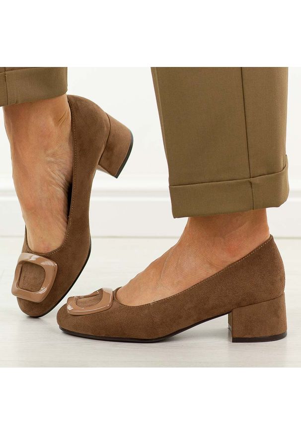 POTOCKI - Brązowe czółenka damskie na obcasie Potocki 12825. Okazja: na ślub cywilny, na wesele, na imprezę. Nosek buta: okrągły. Kolor: brązowy. Szerokość cholewki: normalna. Wzór: aplikacja. Materiał: zamsz. Sezon: wiosna, jesień, lato. Obcas: na obcasie. Styl: elegancki, klasyczny, wizytowy. Wysokość obcasa: niski