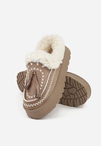 Renee - Ciemnobeżowe Śniegowce na Platformie Ozdobione Frędzlami i Haftem Ezivelle. Okazja: na co dzień. Kolor: beżowy. Wzór: haft, aplikacja. Sezon: zima. Obcas: na platformie. Styl: casual #2