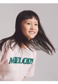 Reserved - Luźny t-shirt z nadrukiem - pastelowy róż. Kolor: różowy. Materiał: bawełna. Wzór: nadruk