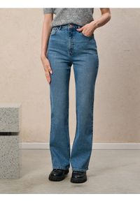Sinsay - Jeansy flare mid waist - niebieski. Kolor: niebieski. Materiał: jeans
