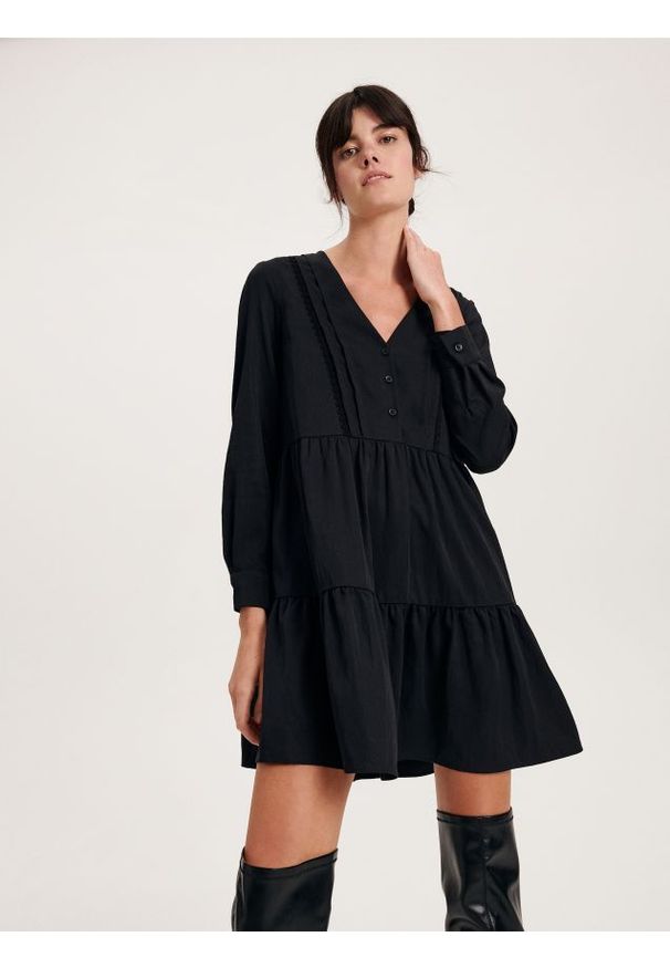 Reserved - Sukienka mini z falbanami - czarny. Kolor: czarny. Materiał: tkanina. Długość: mini