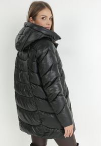 Born2be - Czarna Kurtka Pikowana z Kapturem Chepico. Typ kołnierza: kaptur. Kolor: czarny. Sezon: zima #7