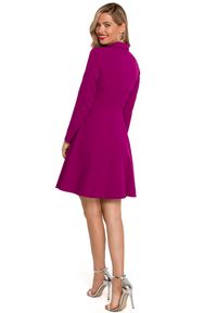 Makover - Sukienka rozkloszowana elegancka z kopertowym dekoltem fioletowa. Okazja: na imprezę. Kolor: fioletowy. Typ sukienki: kopertowe. Styl: elegancki