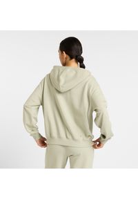 Bluza damska New Balance WT41507OVN – zielona. Okazja: na co dzień. Typ kołnierza: kaptur. Kolor: zielony. Materiał: bawełna, dresówka, poliester, prążkowany. Styl: casual, klasyczny #4