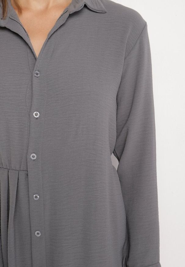 Born2be - Szara Asymetryczna Sukienka o Koszulowym Kroju z Gumką w Talii Elodina. Kolor: szary. Długość rękawa: długi rękaw. Typ sukienki: asymetryczne, koszulowe. Styl: sportowy, elegancki