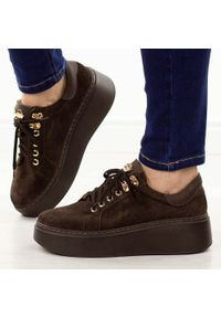 DEONI - Czekoladowe skórzane sneakersy damskie Deoni D650. Okazja: na co dzień. Nosek buta: okrągły. Zapięcie: sznurówki. Kolor: brązowy. Materiał: zamsz, skóra. Szerokość cholewki: normalna. Sezon: wiosna, jesień. Styl: elegancki, casual, sportowy, klasyczny #1