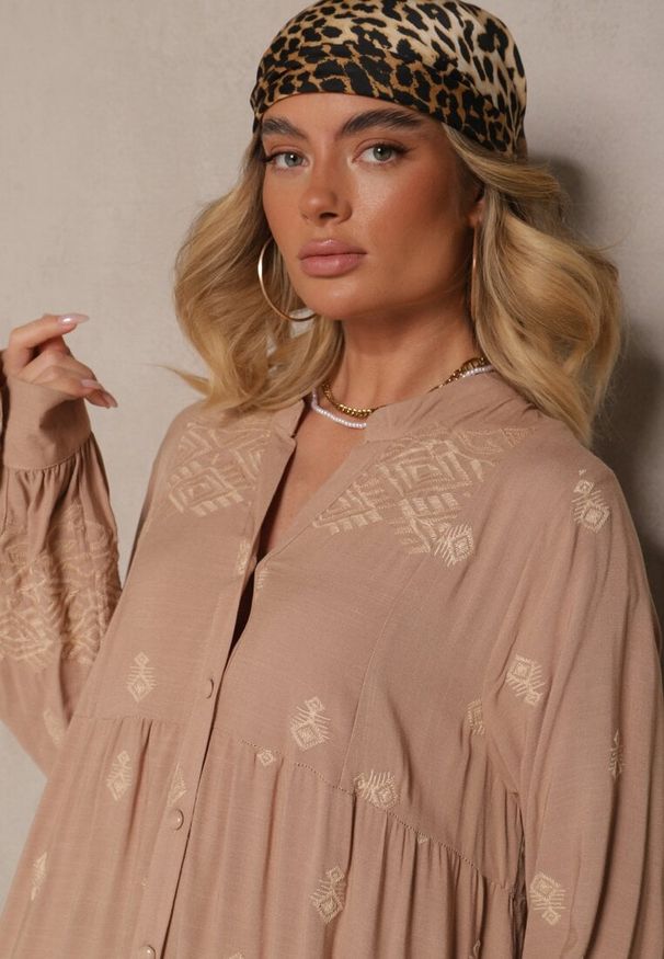 Renee - Jasnobeżowa Rozkloszowana Sukienka Ozdobiona Haftem i Wzorem Boho Ronavere. Okazja: na spacer, na co dzień. Typ kołnierza: dekolt w serek. Kolor: beżowy. Długość rękawa: długi rękaw. Wzór: aplikacja, haft. Sezon: lato, wiosna. Typ sukienki: proste. Styl: boho