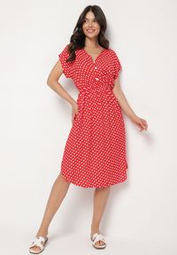 Born2be - Czerwona Sukienka z Gumką w Pasie i Falbanką Romilla. Kolor: czerwony. Materiał: bawełna. Sezon: lato. Styl: wizytowy #3