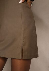 Renee - Beżowe Spódnico-Spodenki z Rozcięciem Irithena. Okazja: na co dzień, na spacer. Stan: podwyższony. Kolor: beżowy. Materiał: wiskoza. Długość: krótkie. Sezon: lato. Styl: casual, elegancki #5