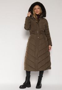 Born2be - Ciemnozielona Długa Kurtka Zimowa z Pikowaniem Paskiem i Kapturem z Futrem Retilma. Kolor: zielony. Materiał: futro. Długość: długie. Sezon: zima. Styl: elegancki #1