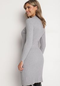 Born2be - Szara Prążkowana Sukienka Dopasowana z Modalem Wiskozą i Ozdobnymi Guzikami Zeanilda. Okazja: na co dzień. Kolor: szary. Materiał: prążkowany, wiskoza. Styl: wizytowy, casual #3
