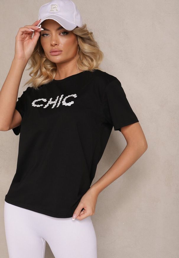 Renee - Czarny T-shirt z Bawełny Ozdobiony Perełkami i Napisem Naloreth. Okazja: na co dzień. Kolor: czarny. Materiał: bawełna. Wzór: napisy, aplikacja. Styl: klasyczny, elegancki, casual