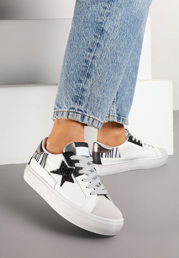 Born2be - Biało-Szare Sneakersy na Grubej Podeszwie Zdobione Brokatem Felthara. Okazja: na co dzień. Kolor: biały. Materiał: jeans. Wzór: aplikacja. Obcas: na obcasie. Wysokość obcasa: niski