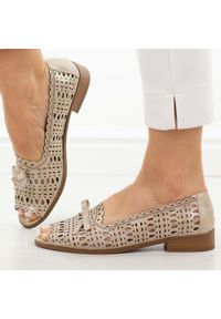 Złote ażurowe półbuty damskie M.Daszyński 25113-10. Okazja: na co dzień, na imprezę. Nosek buta: otwarty. Kolor: złoty. Szerokość cholewki: normalna. Wzór: ażurowy. Materiał: skóra. Sezon: wiosna, lato. Obcas: na obcasie. Styl: casual, elegancki, klasyczny, wizytowy. Wysokość obcasa: niski #1